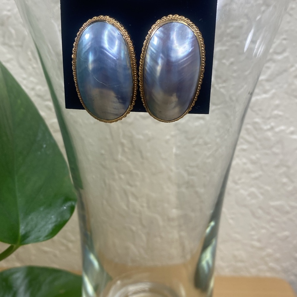 Vintage classic Pearl stud earring